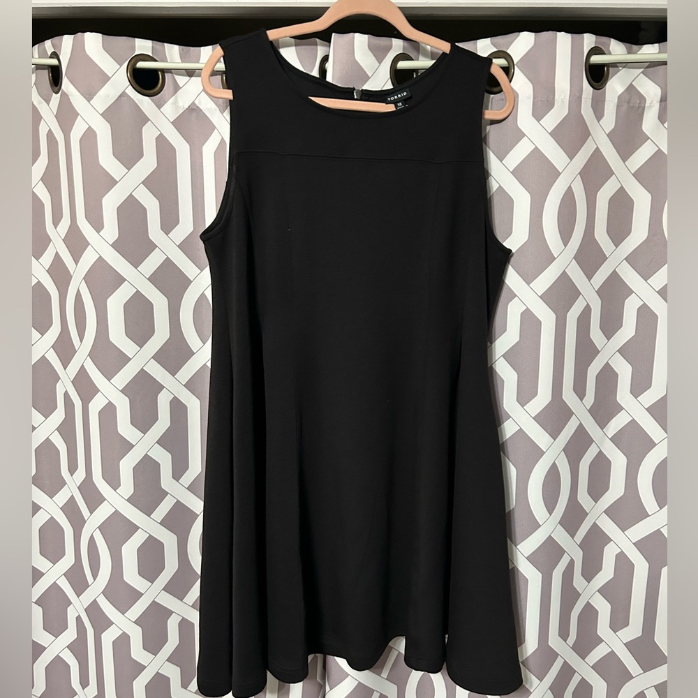 Torrid flow black dress with exposed zipper size 18